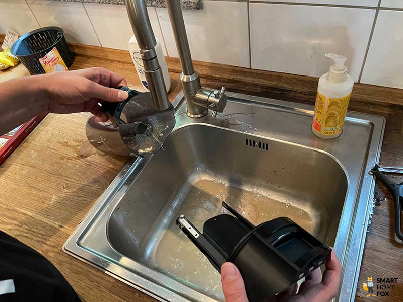 Ausleeren des Schmutzwassertanks des Tineco Wischsaugers